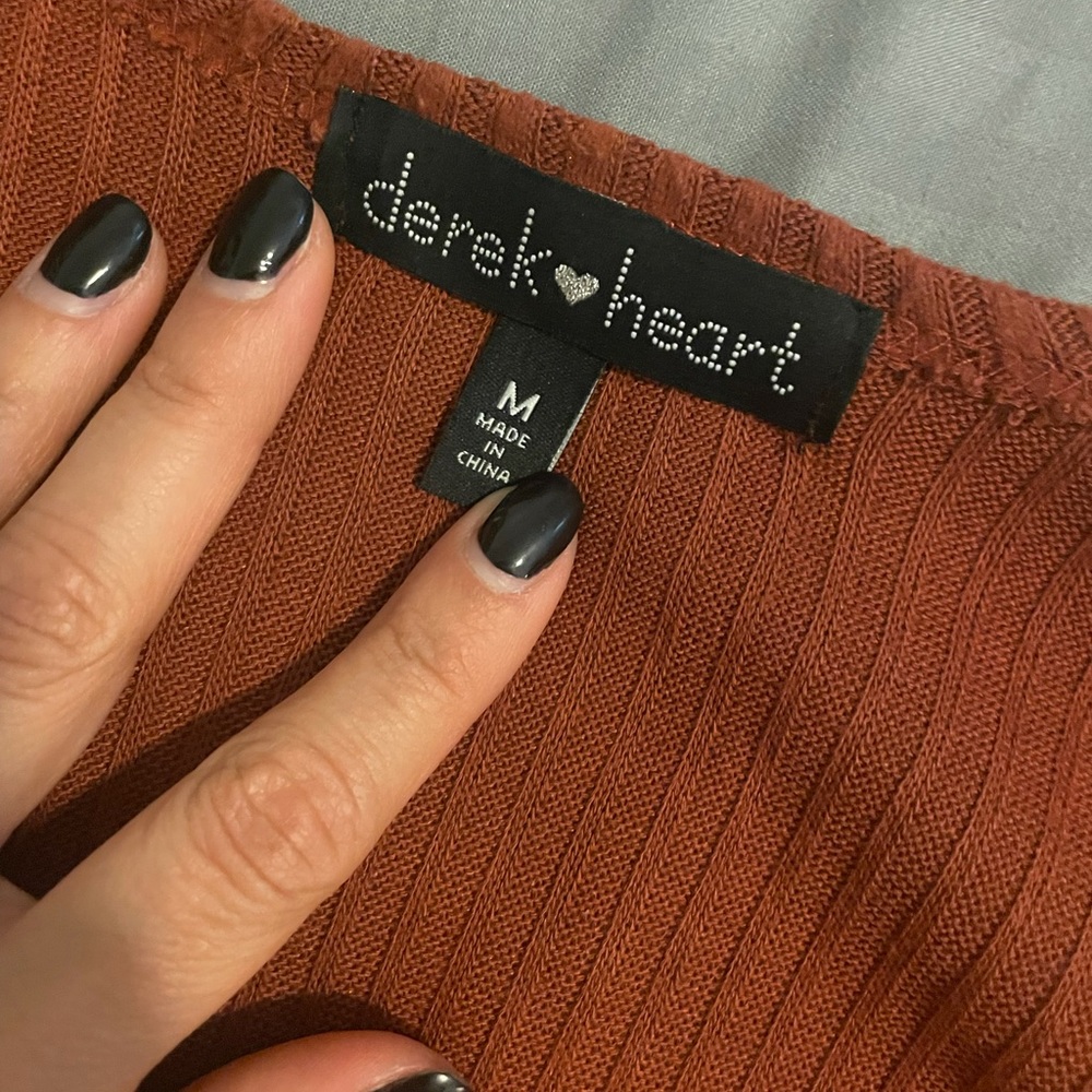 Worn handful of times. Knows length. Auburn color.